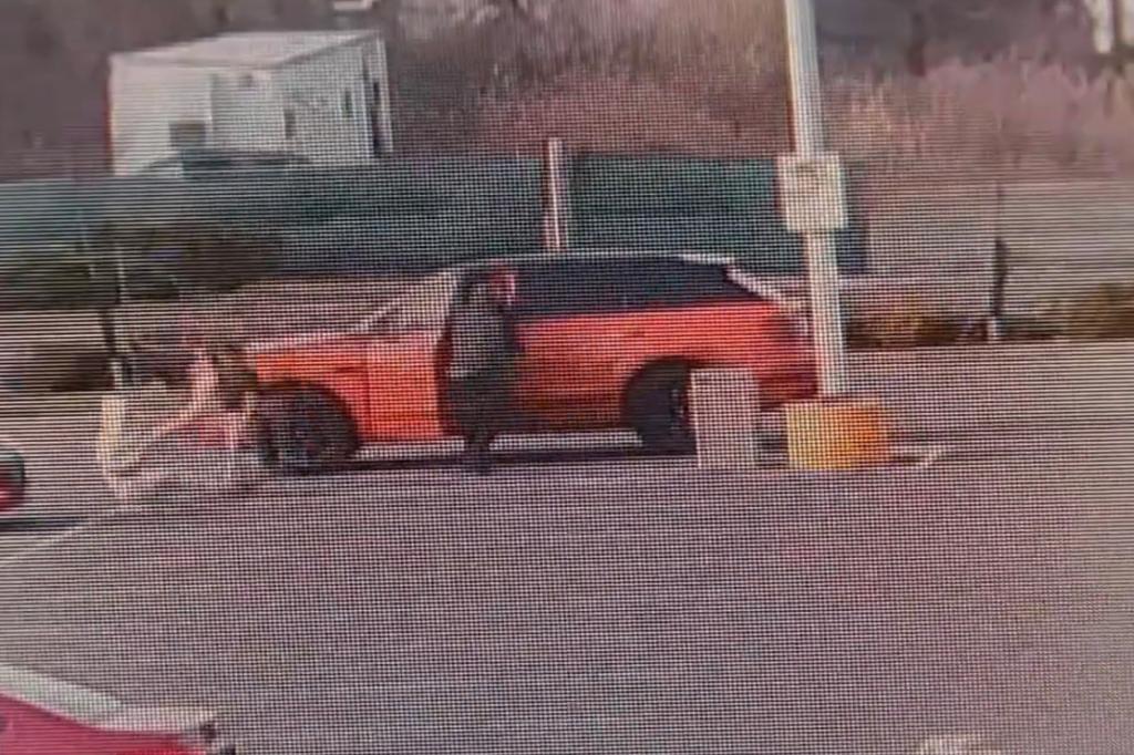 Attempted carjacking in progress captured by surveillance footage