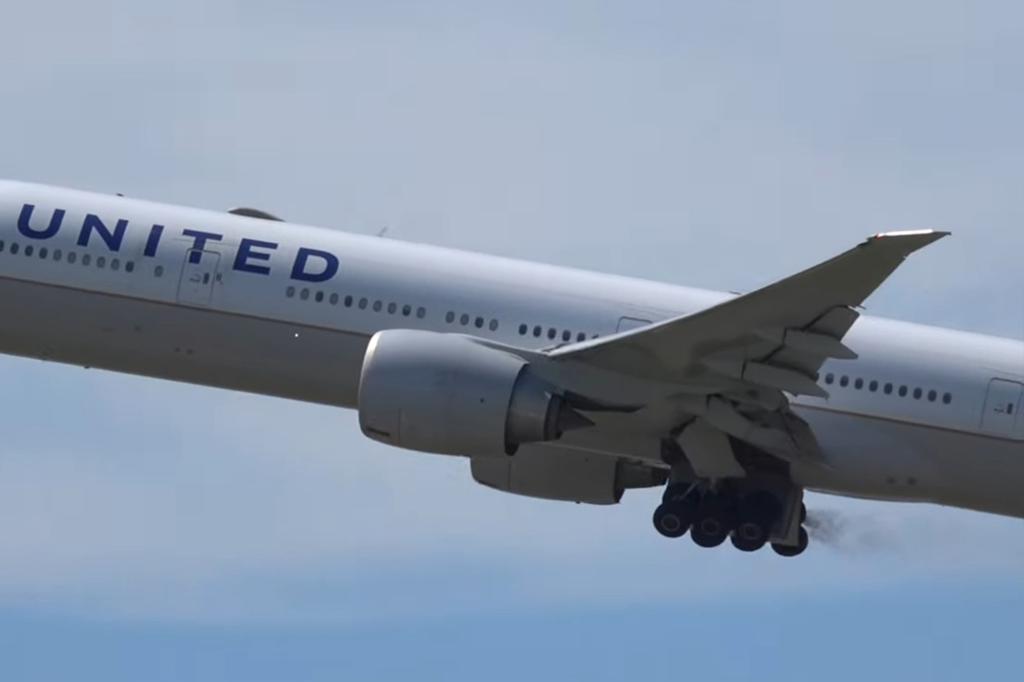 A United Boeing 777 was forced to land after fuel leak during takeoff. 
