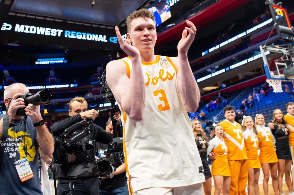 Dalton Knecht, who scored 24 points, celebrates after Tennessee's 82-75 Sweet 16 win over Creighton.