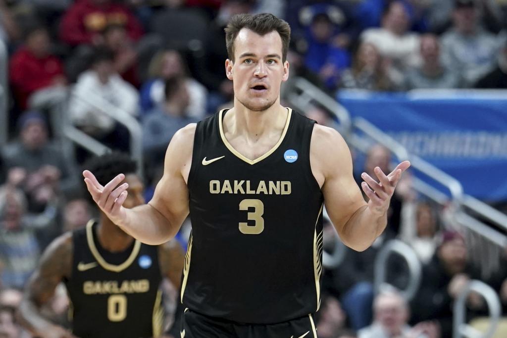 Jack Gohle, who scored 22 points, celebrates after hitting a 3-pointer during Oakland's loss.