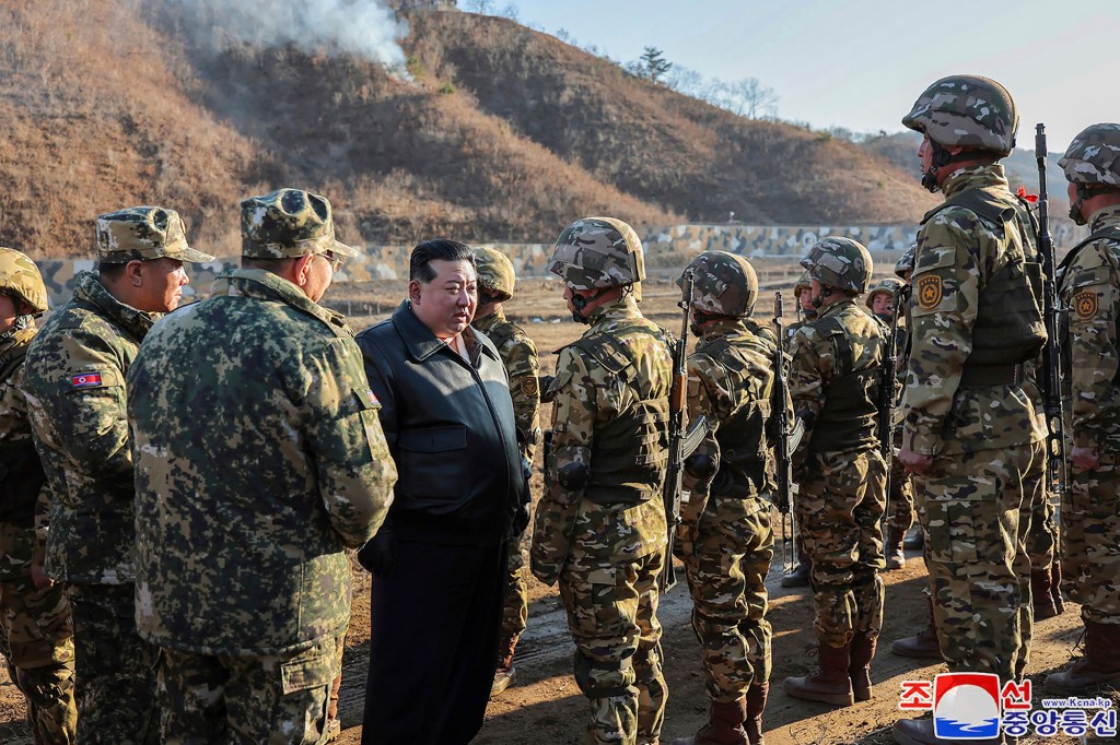 Kim Jong Un meeting soldiers in western training base.