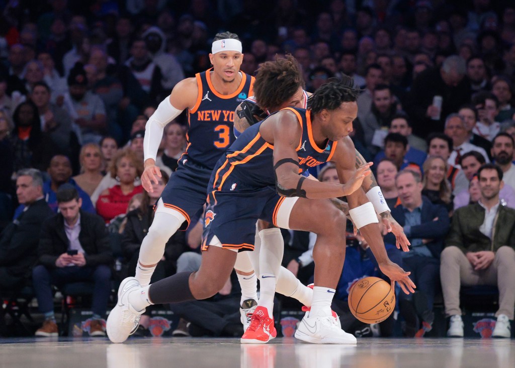 OG Anunoby grabs a loose ball during the Knicks' blowout win over the 76ers.