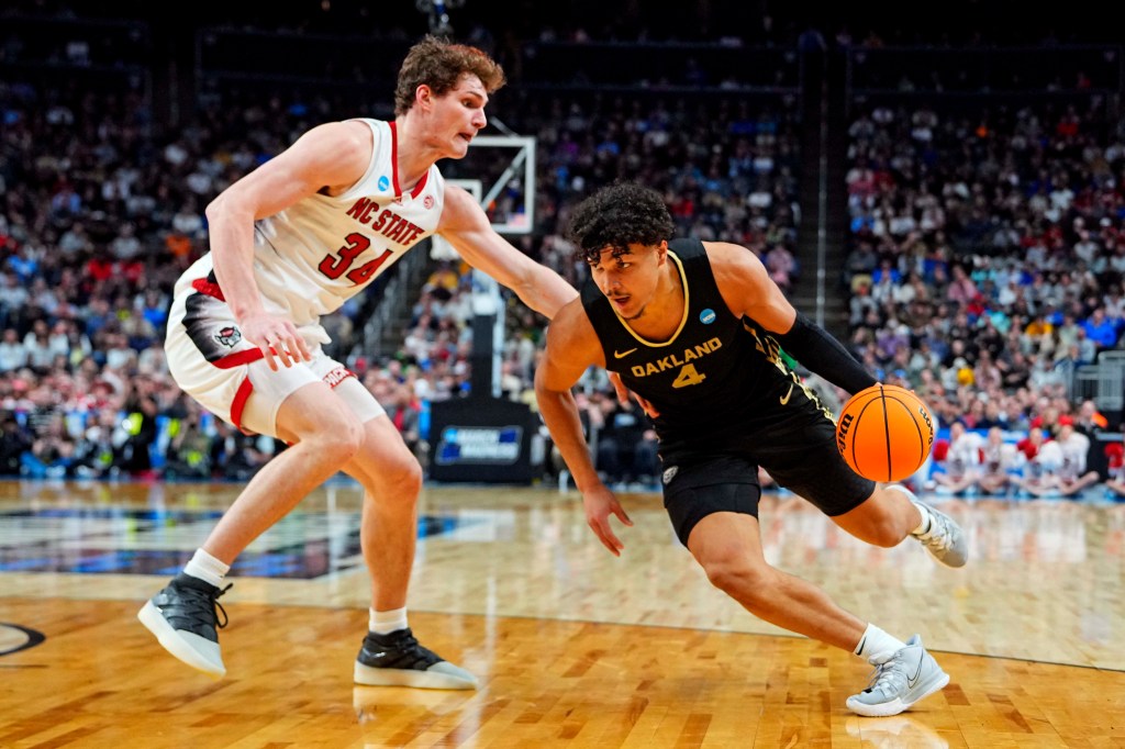 Trey Townsend, who scored 30 points, drives on North Carolina State's  Ben Middlebrooks, during Oakland's overtime loss.