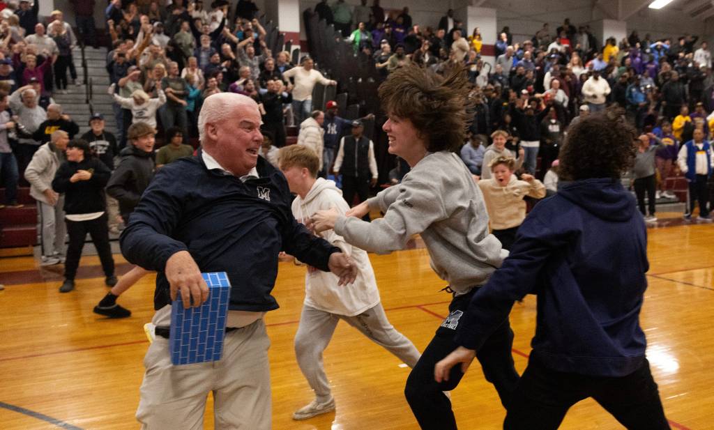 Mansquan celebrates when they think they won but the basket was called off. 