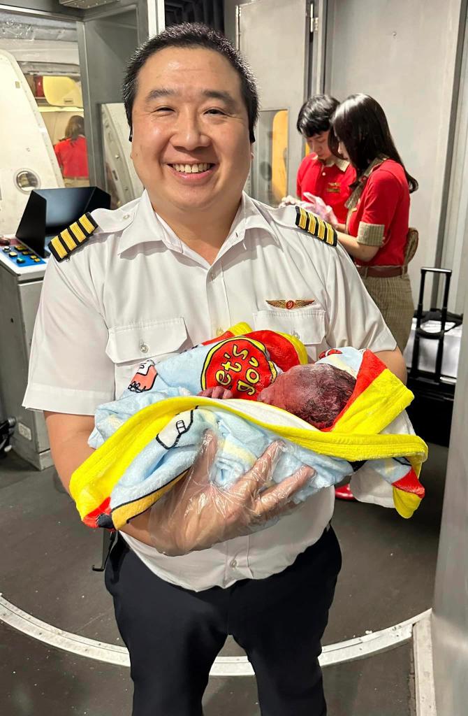 Pilot Jakarin Sararnrakskul delivered a baby while the plane was still flying. 