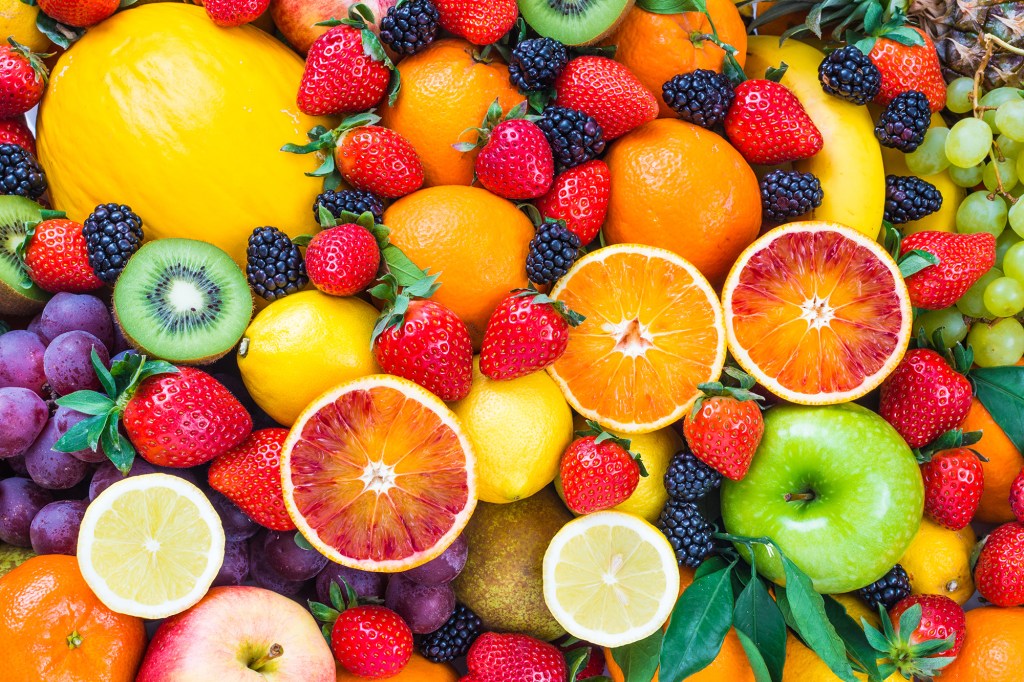 Fruits high in antioxidants have various health benefits. 