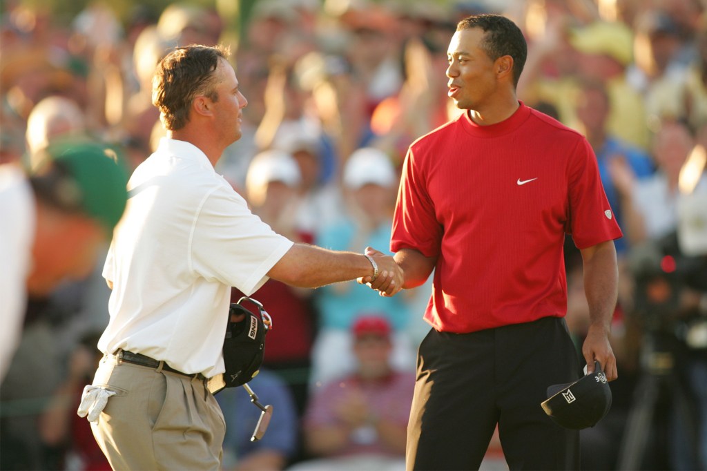 Chris DiMarco (left) shakes Tiger Woods' hand during the 2005 Masters.