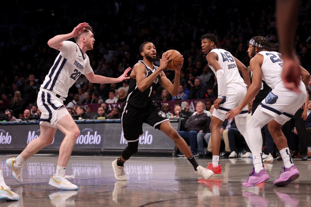 Mikal Bridges drives to the basket against Memphis Grizzlies forwards Matt Hurt (20) and GG Jackson (45) and Lamar Stevens (24) during the second quarter at Barclays Center.