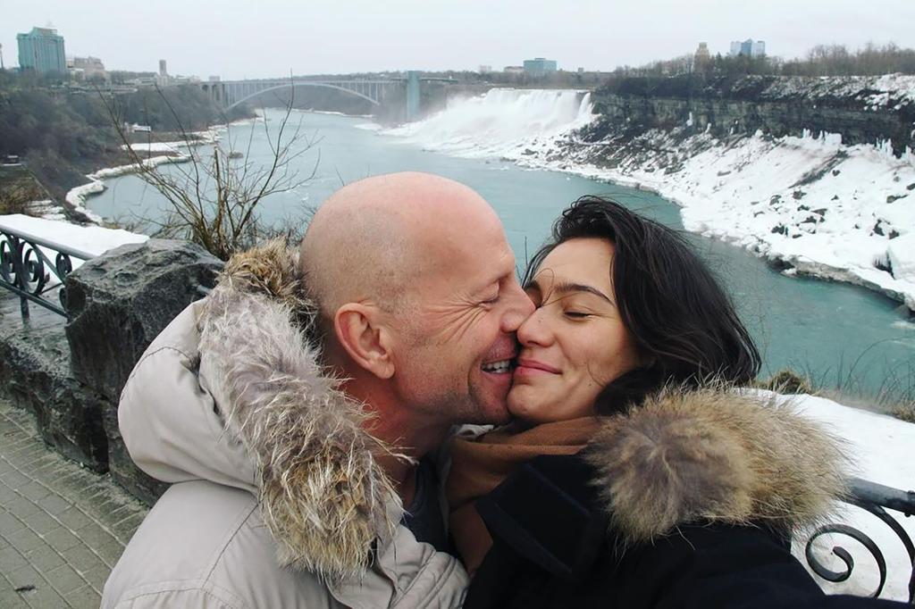 Bruce and Emma Heming Willis kissing. 