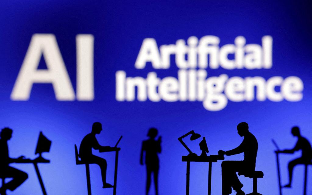 Figurines with computers and smartphones in front of the words "Artificial Intelligence AI" in an illustration.