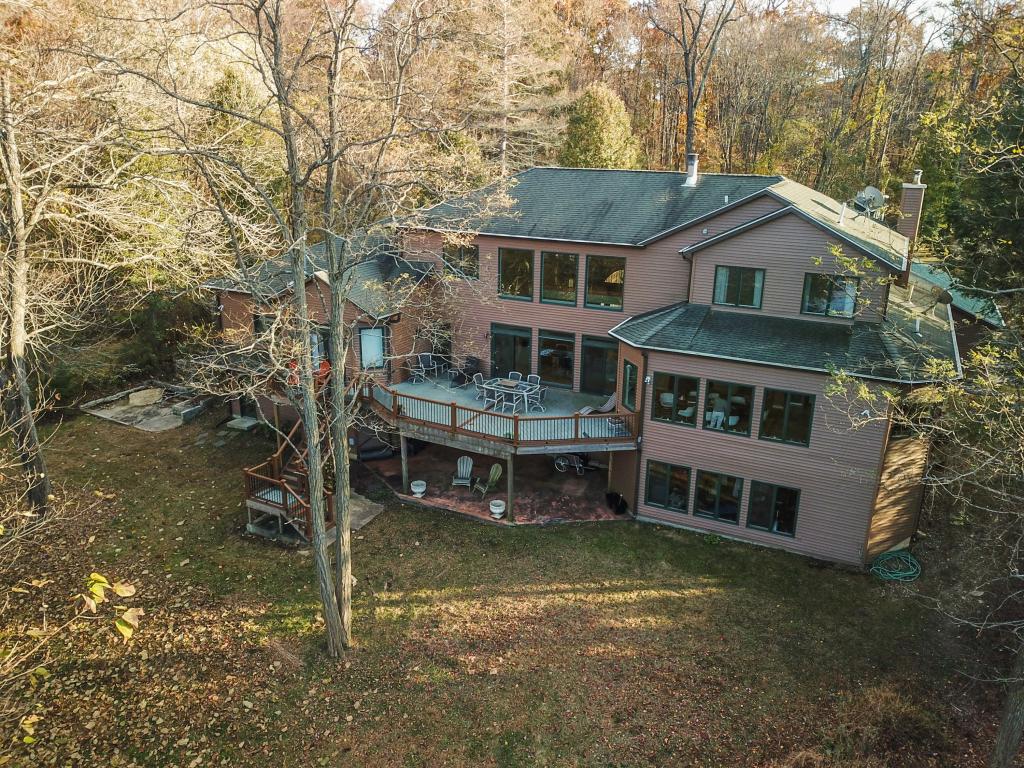 Nargeolet enjoyed plenty of privacy at this lakefront home.