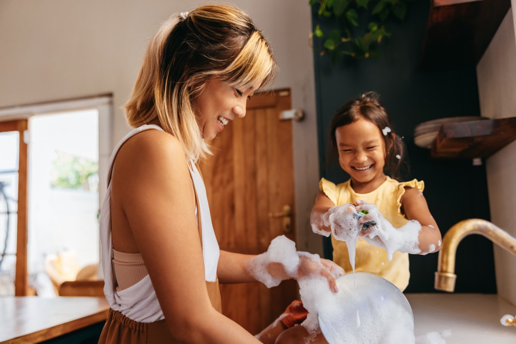 The mom says assigning chores is necessary because children have so many distractions.