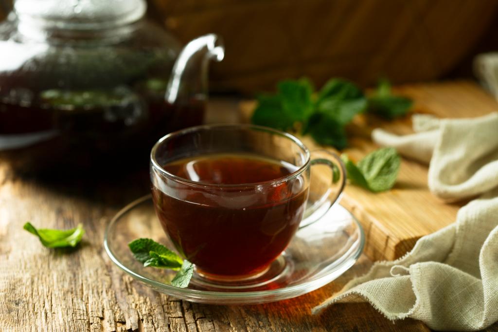 Green and black tea contains antioxidants that help fight disease, according to reports.