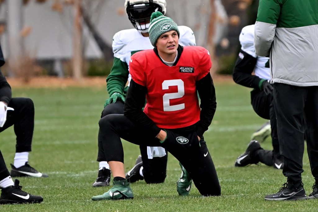 Jets quarterback Zach Wilson (2) stretches at practice in Florham Park, NJ. Photo by Bill Kostroun