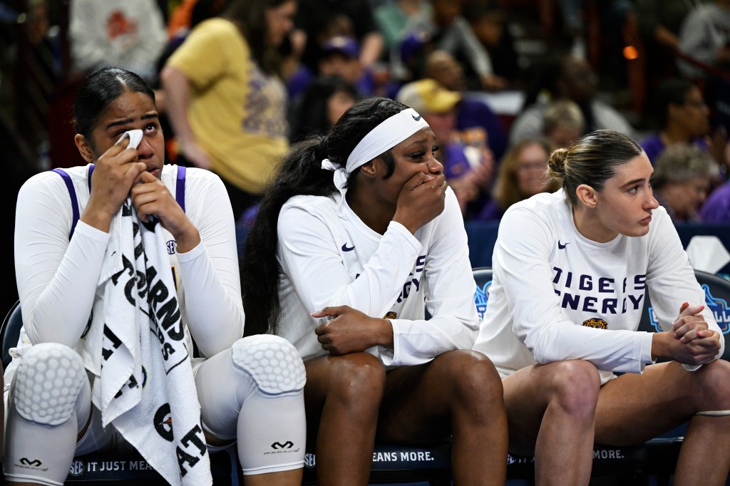 Last-Tear Poa's LSU teammates react after her injury.