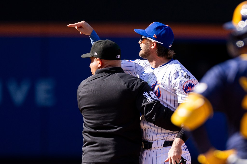 Jeff McNeil shouts after Rhys Hoskins' hard slide into second base.