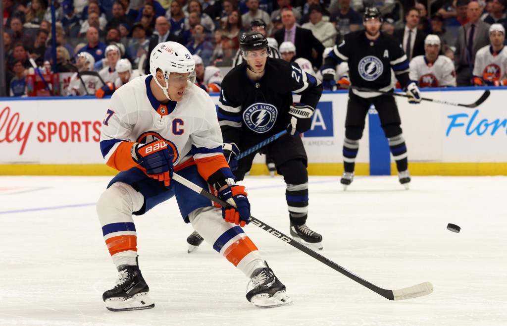 slanders left wing Anders Lee (27) defends the puck against the Tampa Bay Lightning on Saturday.