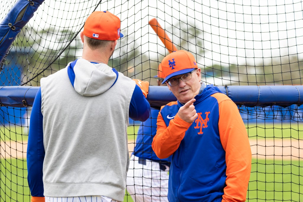 Mets owner Steve Cohen, right, speaks with Pete Alonso at Spring Training