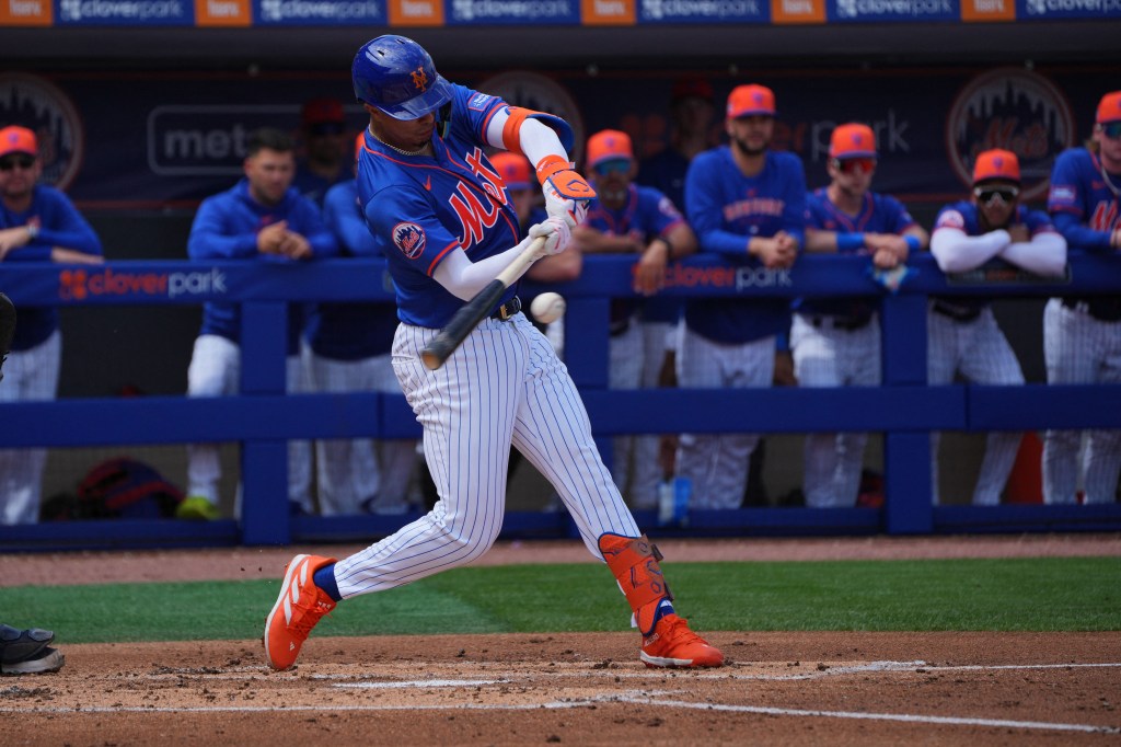 New York Mets third baseman Mark Vientos (27) hits a home run in the second inning.