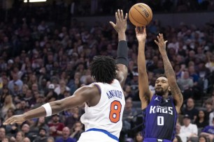 OG Anunoby contests Malik Monk's shot during the Knicks' 98-91 win over the Kings.