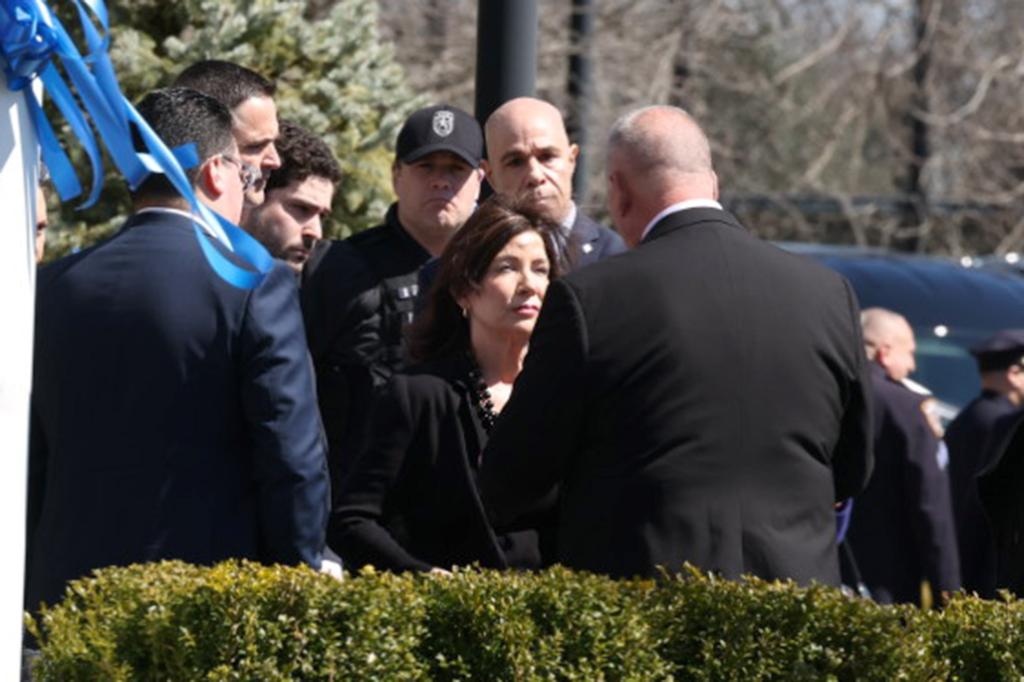 Gov. Hochul confronted by mourner at NYPD Officer Jonathan Diller's wake, crowd applauds as she leaves