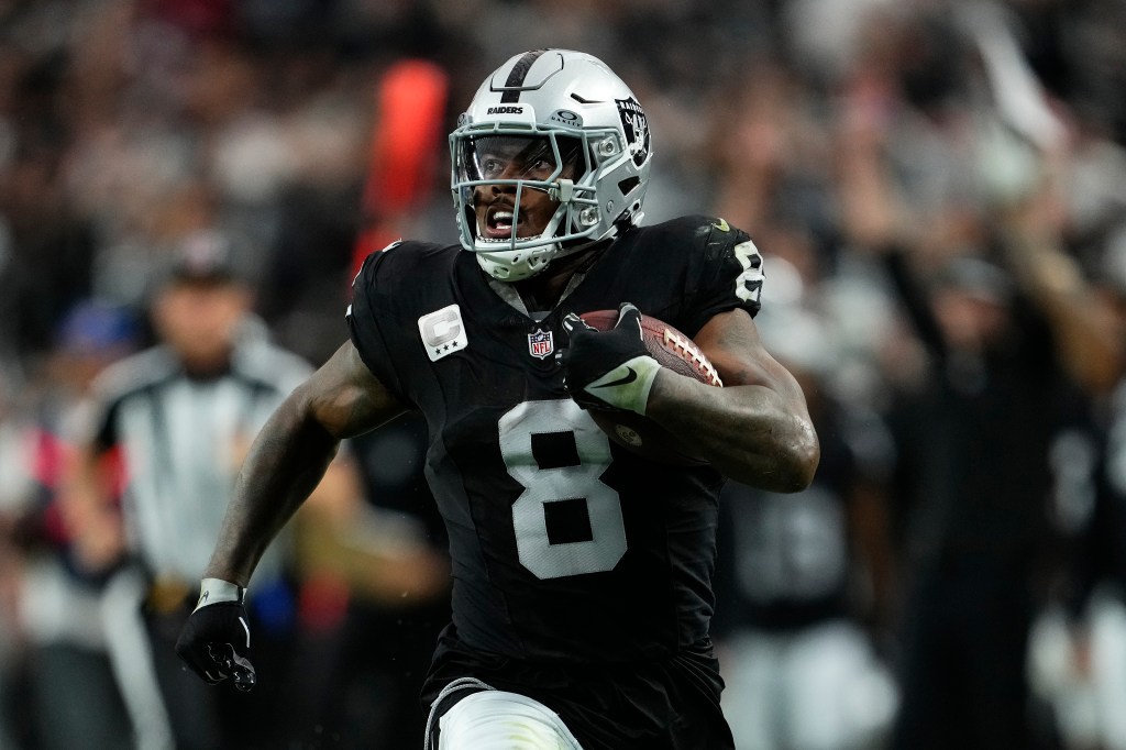 Josh Jacobs #8 of the Las Vegas Raiders runs for a second quarter touchdown against the Kansas City Chiefs.