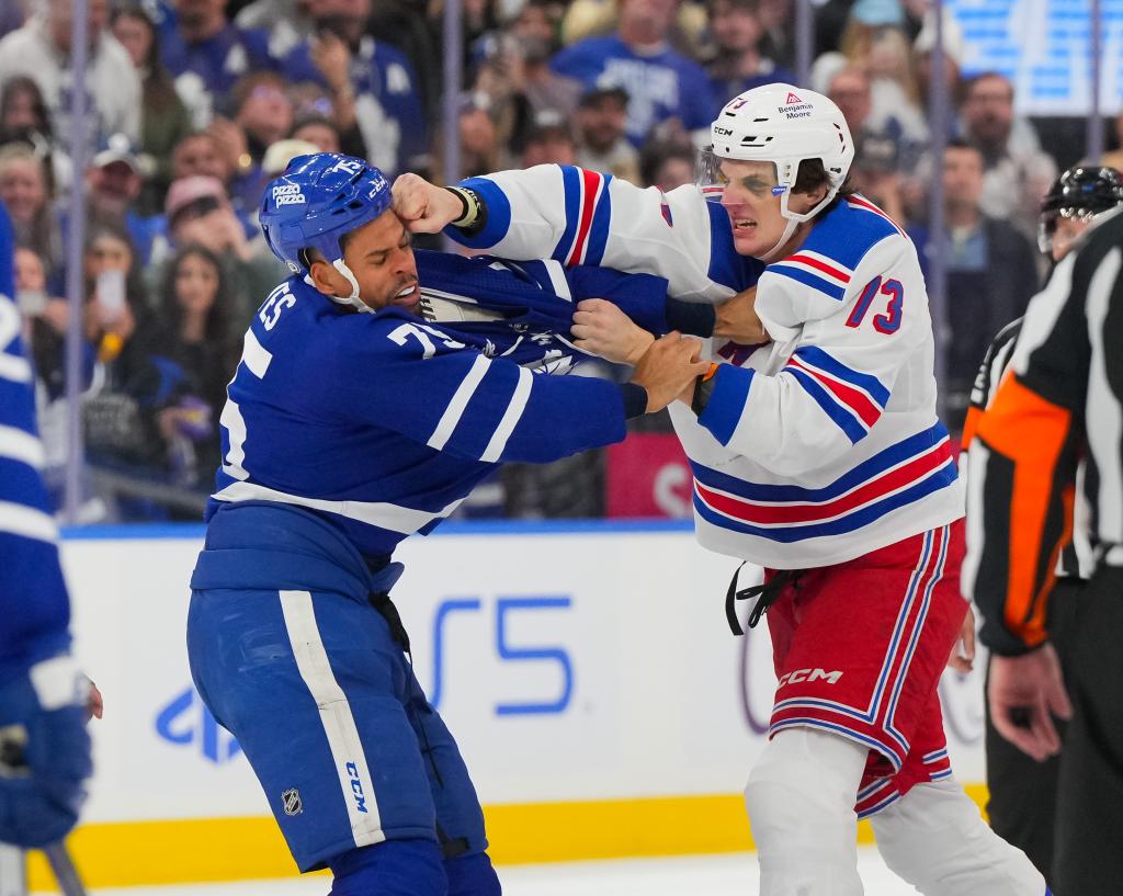 Rangers rookie Matt Rempe (r.) fights Maple Leafs veteran Ryan Reaves on March 2, 2024.