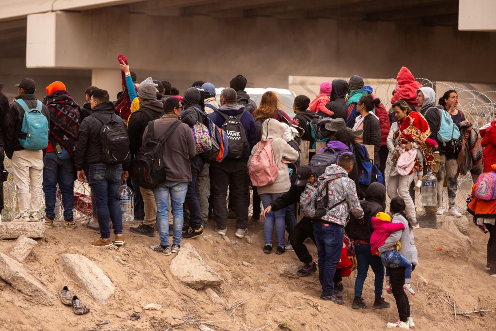 A group of migrants looked to enter the US on March 24. 