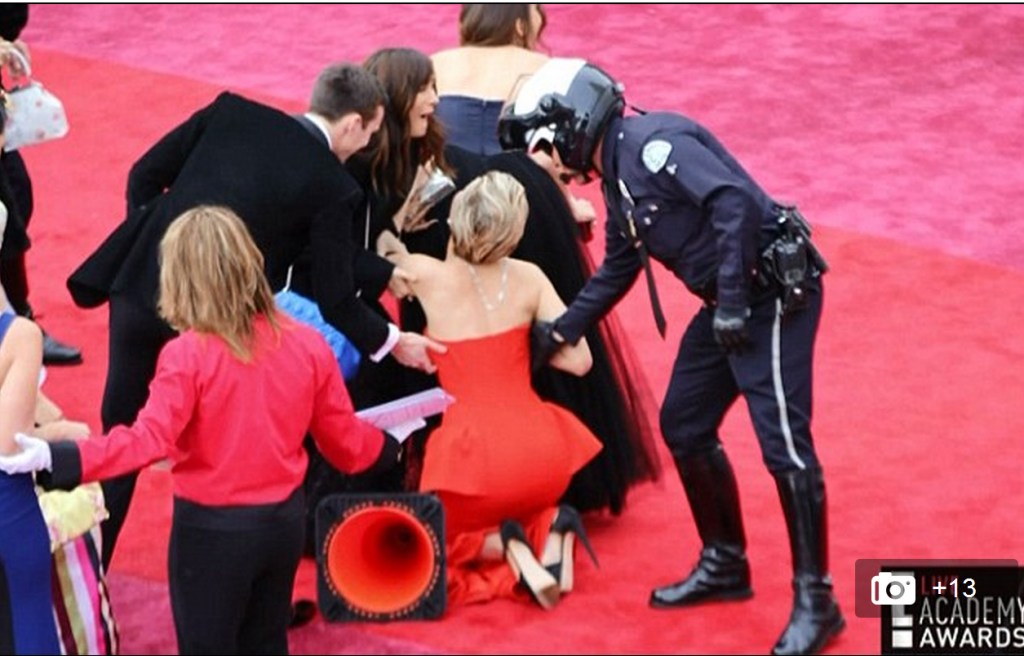 Jennifer Lawrence falling on the red carpet at the Oscars in video grabs from Eonline.com. (image titled jlawfalls3.jpg)