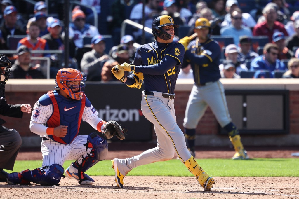 Christian Yelich recorded three hits for the Brewers in their victory against the Mets on Friday.