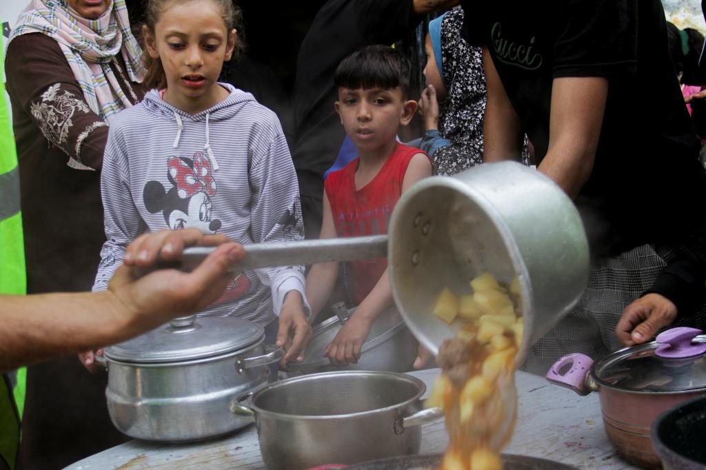 Volunteers deliver food to families, amid the ongoing conflict between Israel and the Palestinian Islamist group Hamas, in Jabalia, in the northern Gaza Strip April 22, 2024. 