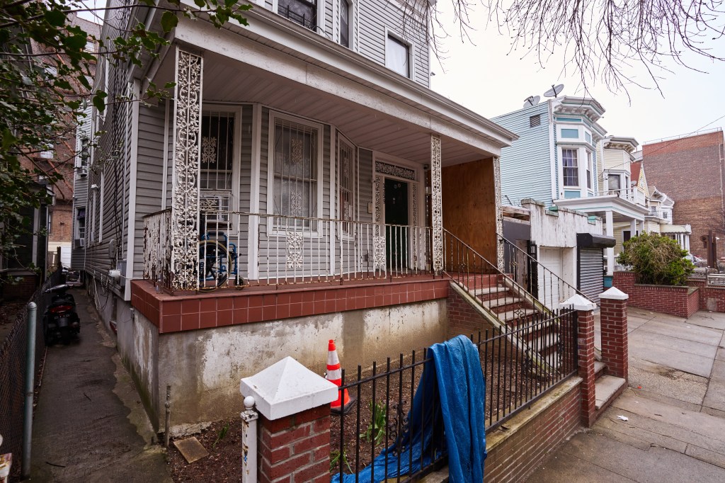 General view of the front section of a home at 3259 Hull Avenue