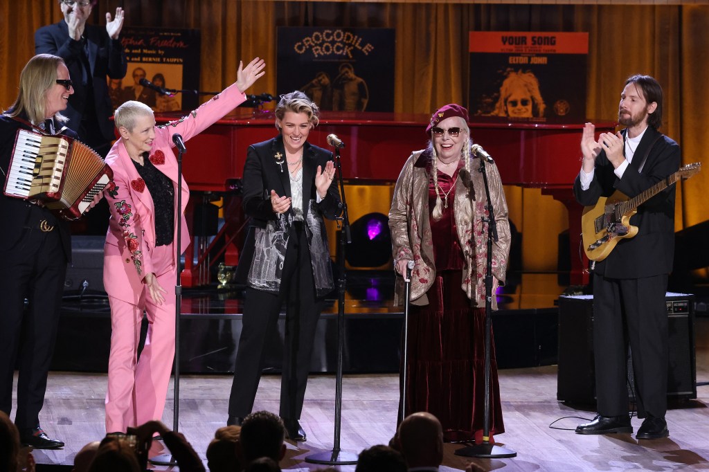 Folk singer Joni Mitchell left viewers speechless on Monday when the iconic singer took the stage at the Gershwin Prize Ceremony to honor Elton John and Bernie Taupin with a jazzy rendition of their 1983 hit "I'm Still Standing." 