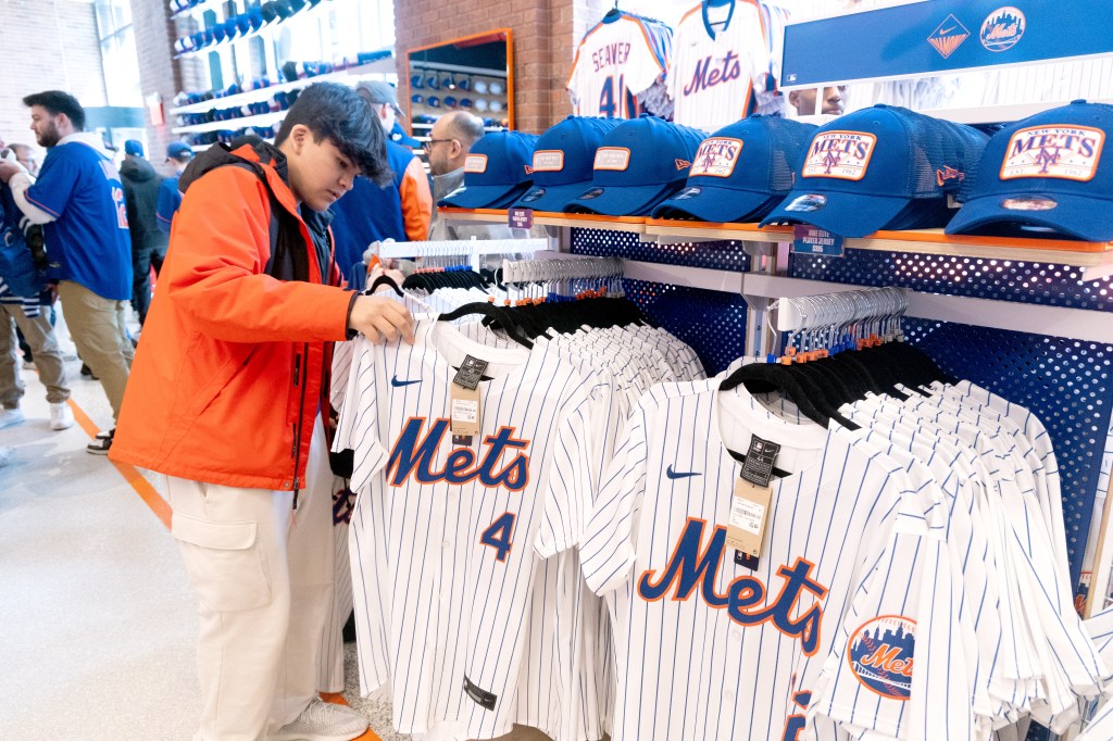 Mets fans look at jersey inside new team store