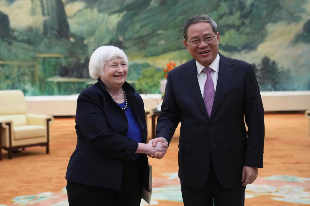 Janet Yelle and Li Qiang shaking hands