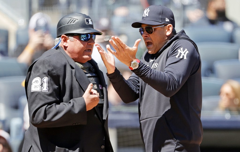 Aaron Boone argues with umpire Hunter Wendelstedt after getting ejected during the Yankees' loss to the A's.