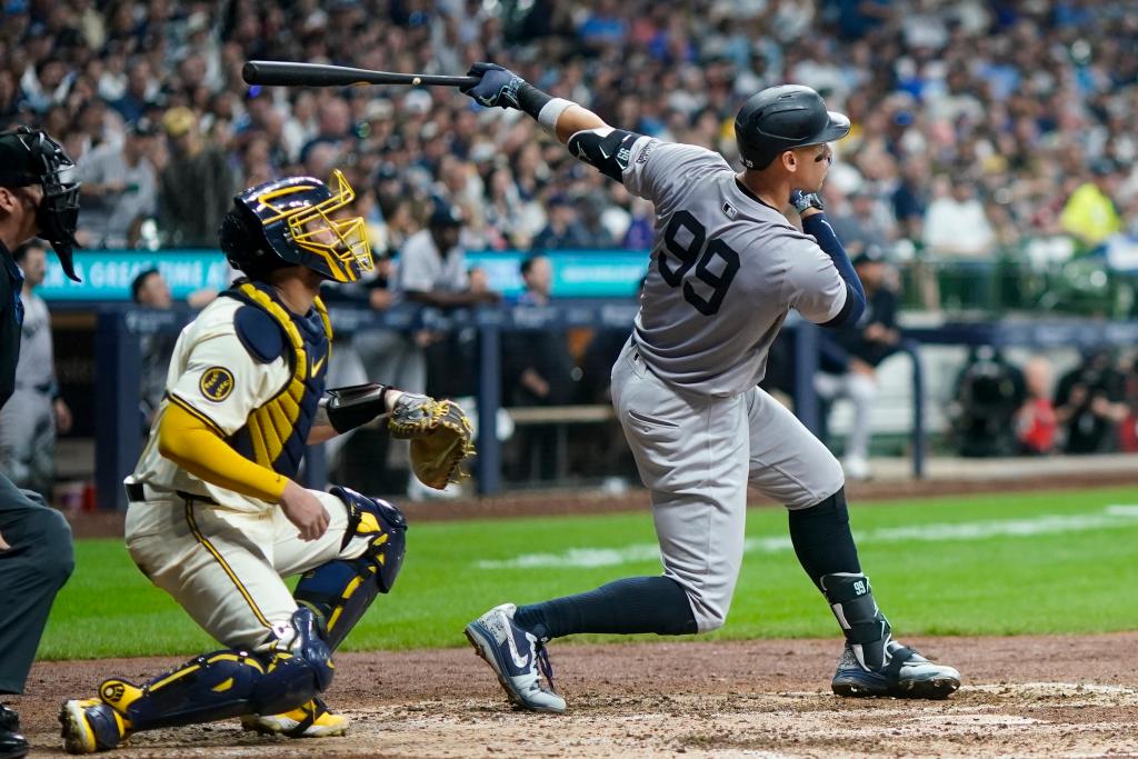 Aaron Boone belts a two-run homer in the sixth inning of the Yankees' 15-3 blowout win over the Brewers.