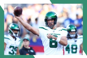 Jets quarterback Aaron Rodgers throws a pass.