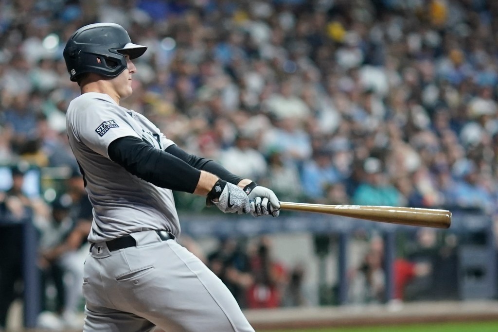 Anthony Rizzo belts a two-run homer in the sixth inning of the Yankees' victory.