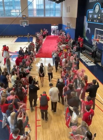 An overhead view of the crowed that greeted Caitlin Clark.