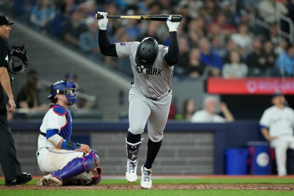 Juan Soto reacts in frustration after flying out in the eighth inning of the Yankees' loss.