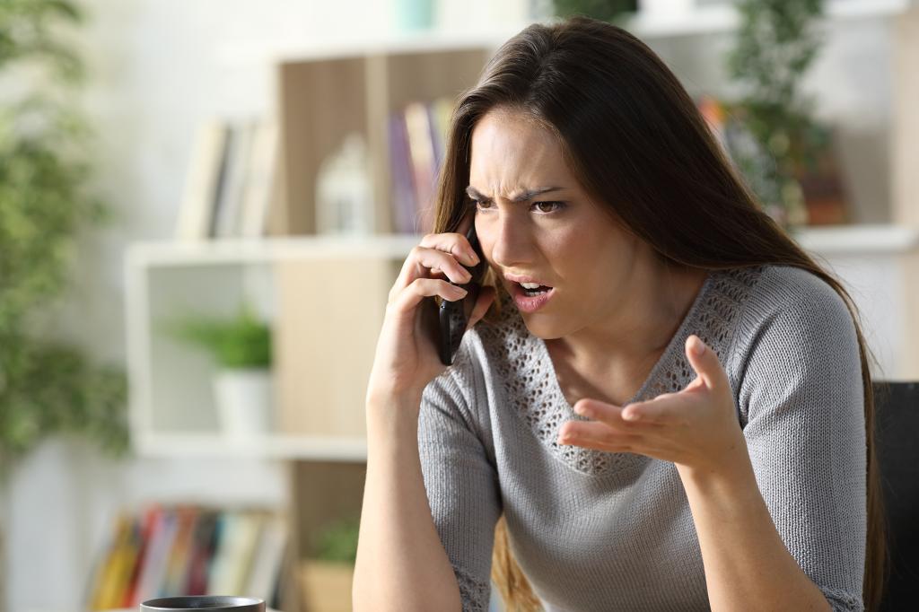 Woman angrily talking on the phone.