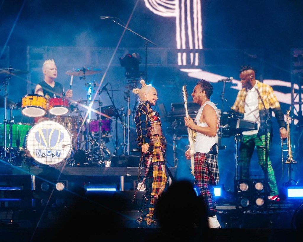 Stefani, bassist Tony Kanal, guitarist Tom Dumont and drummer Adrian Young took the stage to perform an 80-minute set that featured several of the band's hits such as "Don't Speak," "It's My Life," and "Hella good." 