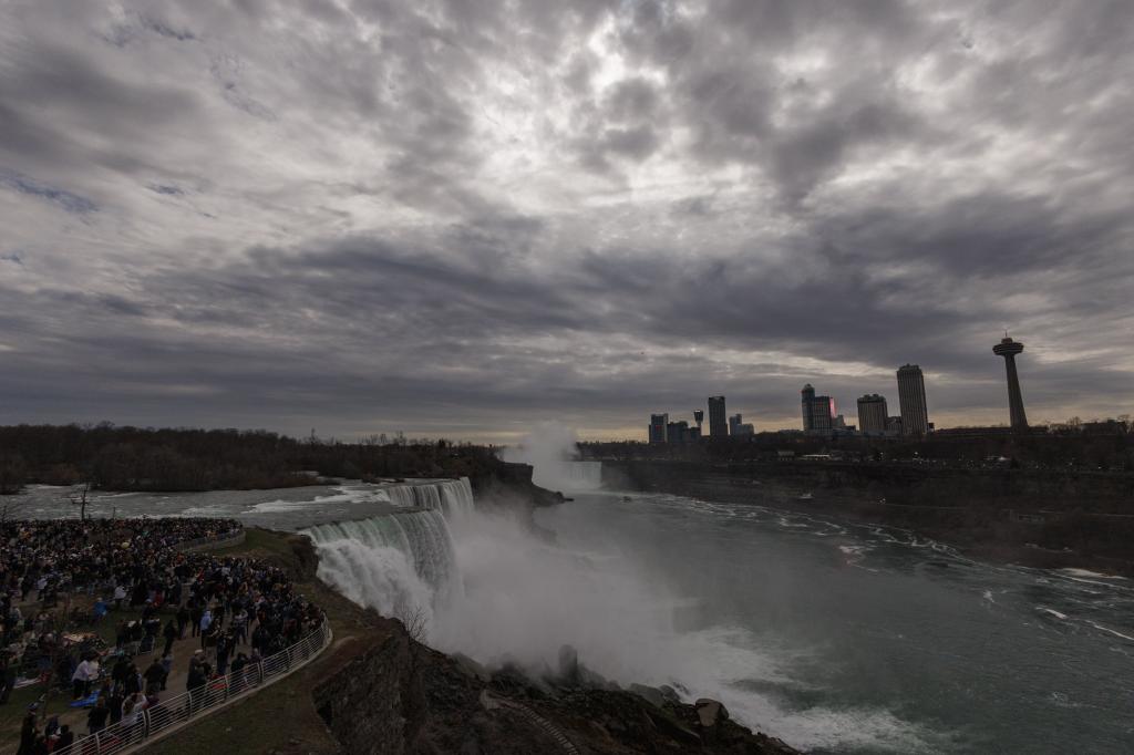 solar eclipse in Niagara Falls