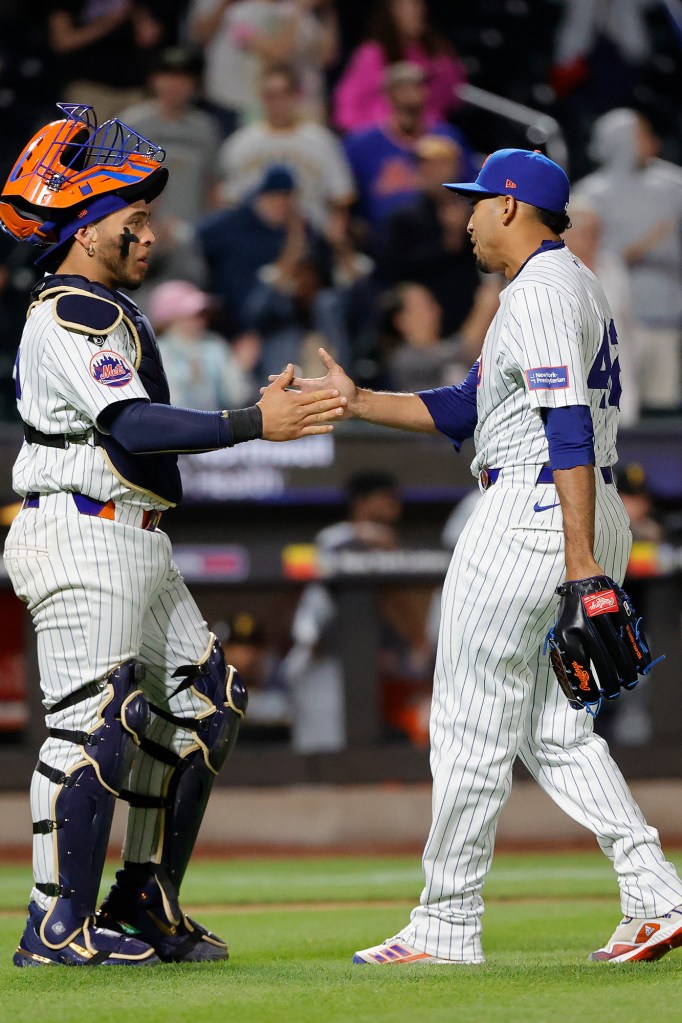 Edwin Diaz (r.) greets Francisco Alvarez after the Mets defeated the Pirates on Monday.