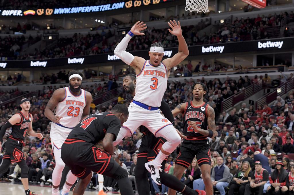 New York Knicks Josh Hart (3) was ejected from the game after kicking Chicago Bulls Javonte Green (24) the head during the first quarter