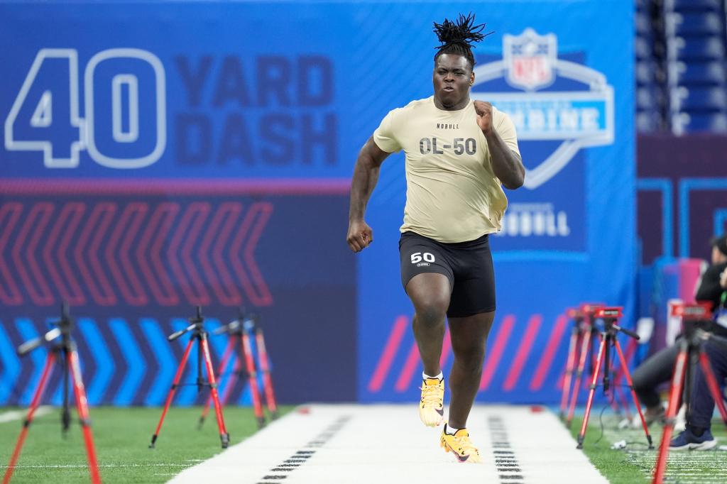 Georgia offensive lineman Amarius Mims runs a drill at the NFL football scouting combine