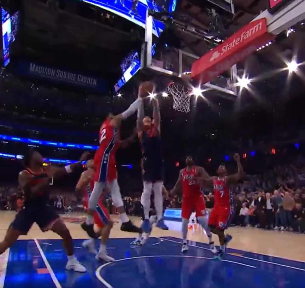 Knicks center Isaiah Hartenstein grabs an offensive rebound before Donte DiVincenzo's game-winning 3-pointer.