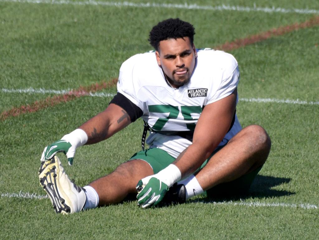 Jets offensive guard Alijah Vera-Tucker at practice