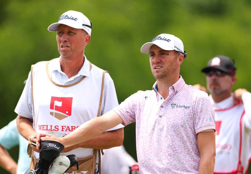 Justin Thomas (r.) announced he and caddie Jim "Bones" Mackay (l.) have parted ways.